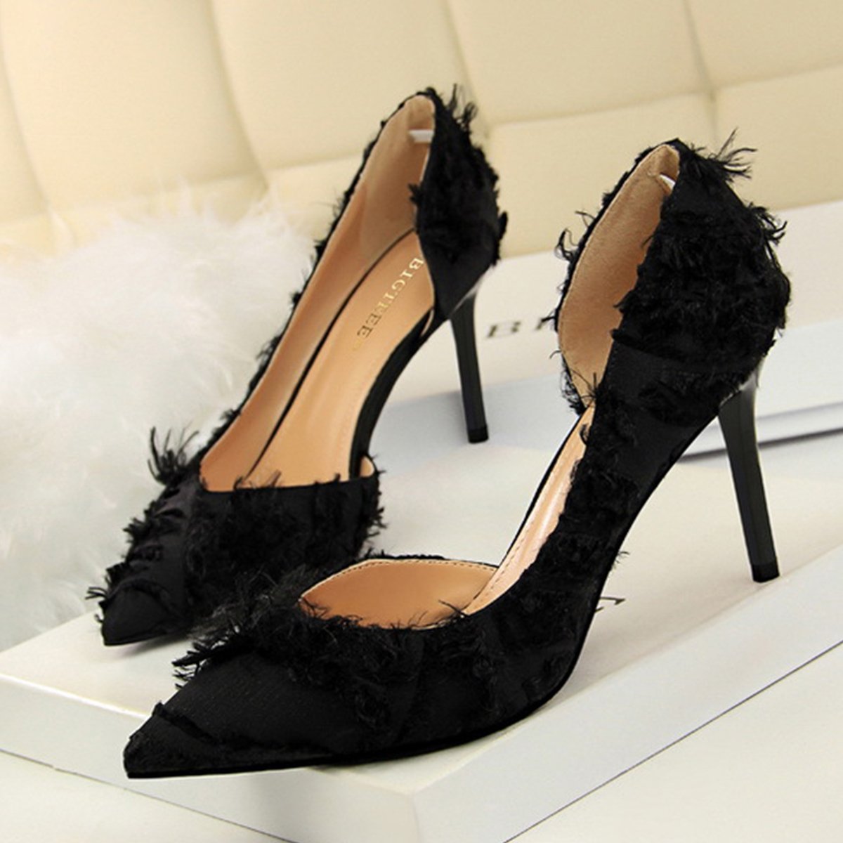 Three Colors Beautiful Elegant Feathers Woman Pumps