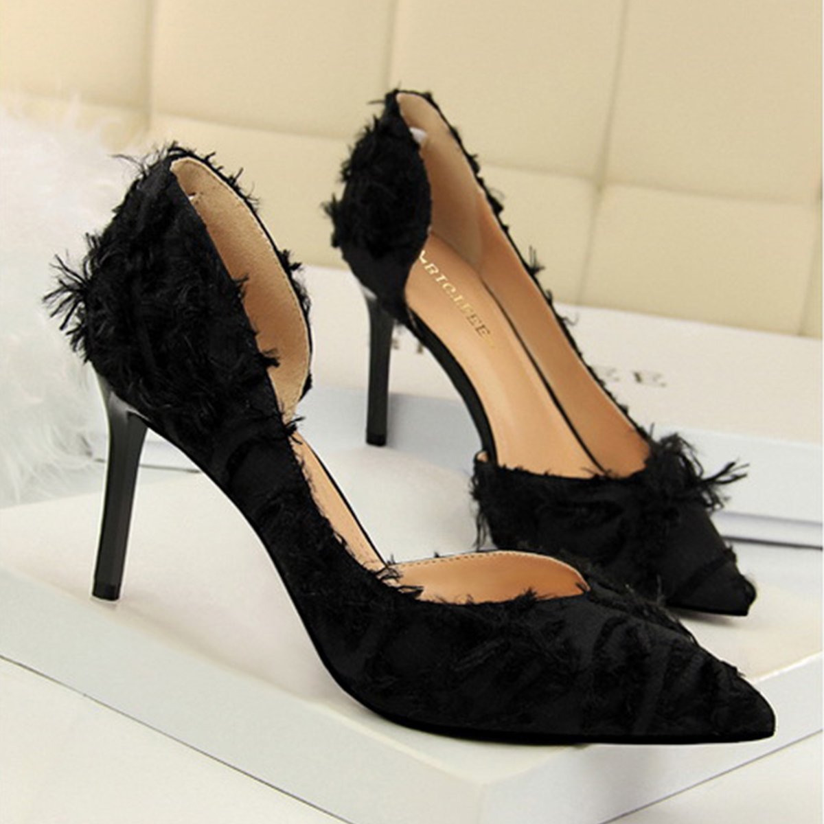 Three Colors Beautiful Elegant Feathers Woman Pumps