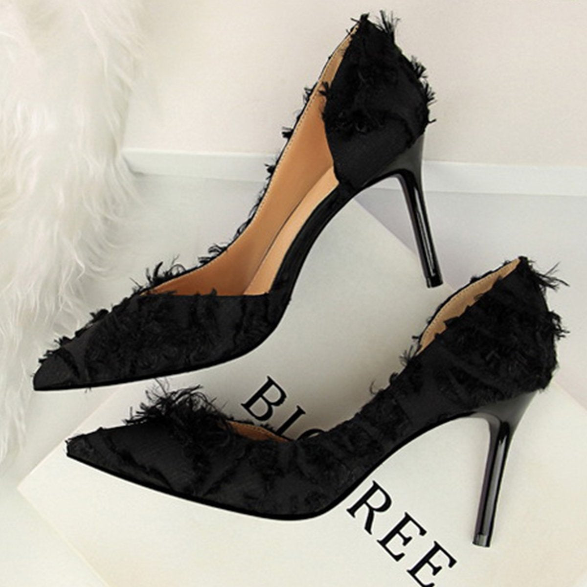 Three Colors Beautiful Elegant Feathers Woman Pumps